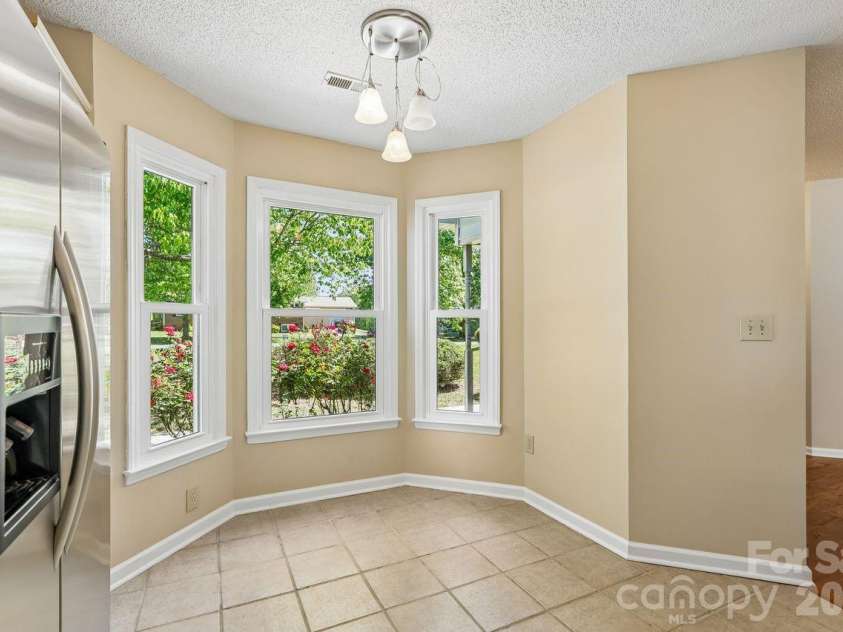 15032 Catawba Circle, Matthews, NC 28104.  MLS# CAR4369229, YatesRealty ID 13997. Breakfast nook