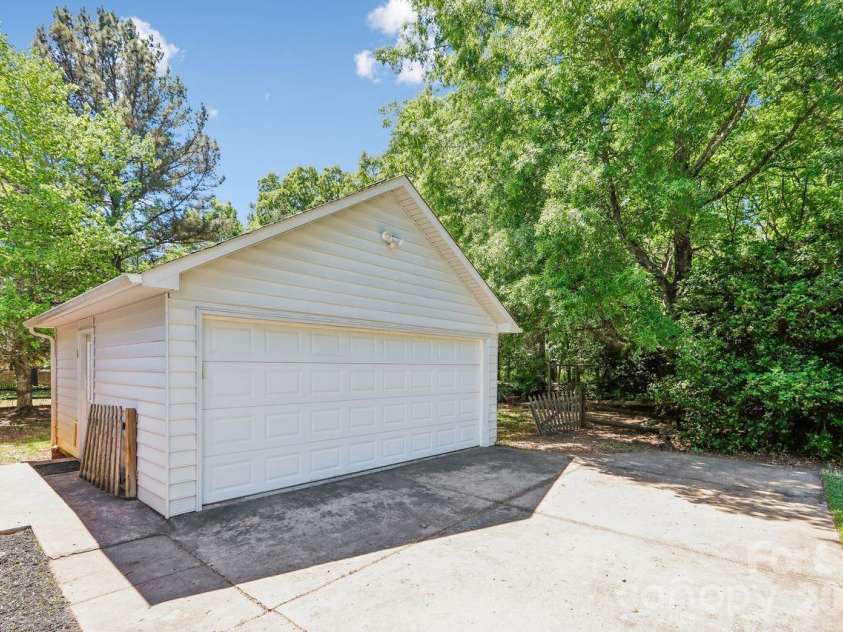 15032 Catawba Circle, Matthews, NC 28104.  MLS# CAR4369229, YatesRealty ID 13997. Oversized 2 car garage