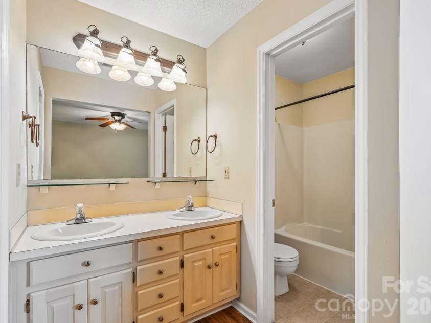 15032 Catawba Circle, Matthews, NC 28104.  MLS# CAR4369229, YatesRealty ID 13997. Primary Bath