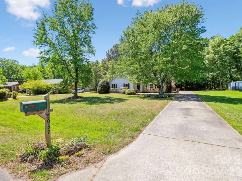 15032 Catawba Circle, Matthews, NC 28104.  MLS# CAR4369229, YatesRealty ID 13997. Spacious Front Yard