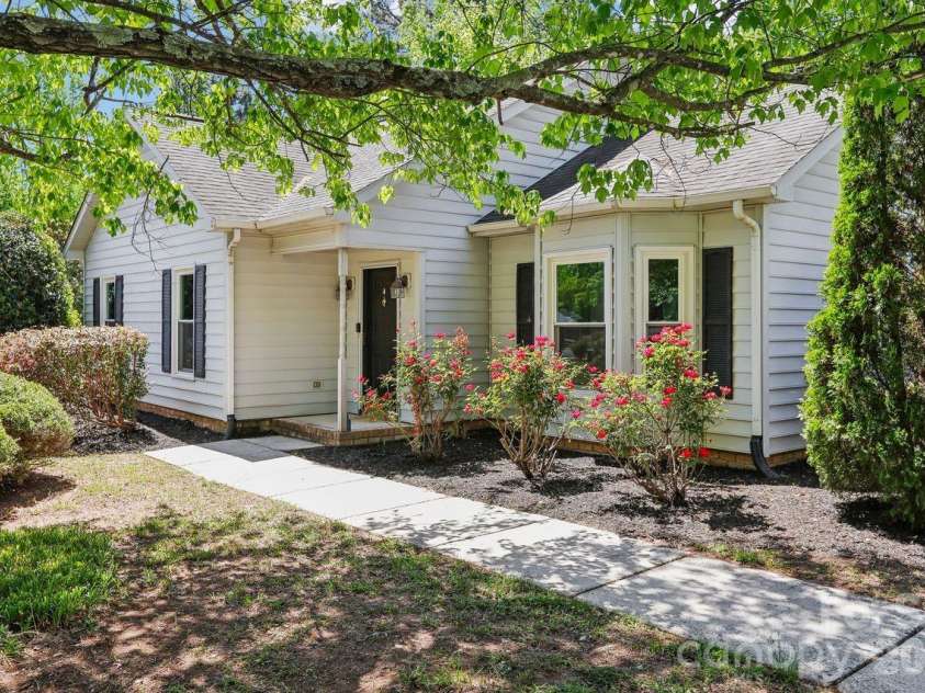 15032 Catawba Circle, Matthews, NC 28104.  MLS# CAR4369229, YatesRealty ID 13997. Welcoming front view