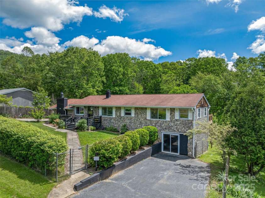 143 Mountain Crest Road, Swannanoa, NC 28778.  MLS# CAR4258338, YatesRealty ID 14003. 