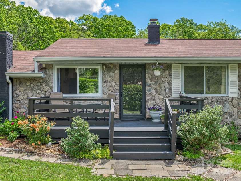 143 Mountain Crest Road, Swannanoa, NC 28778.  MLS# CAR4258338, YatesRealty ID 14003. 