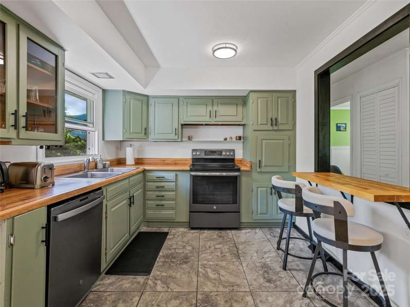 143 Mountain Crest Road, Swannanoa, NC 28778.  MLS# CAR4258338, YatesRealty ID 14003. 