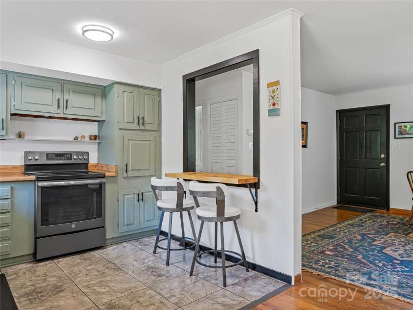 143 Mountain Crest Road, Swannanoa, NC 28778.  MLS# CAR4258338, YatesRealty ID 14003. 