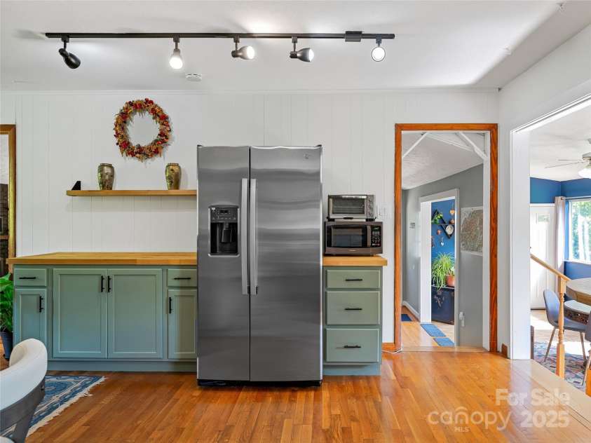 143 Mountain Crest Road, Swannanoa, NC 28778.  MLS# CAR4258338, YatesRealty ID 14003. 