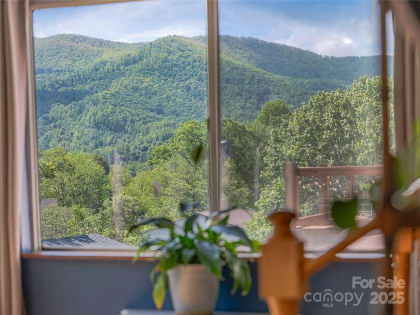 143 Mountain Crest Road, Swannanoa, NC 28778.  MLS# CAR4258338, YatesRealty ID 14003. 