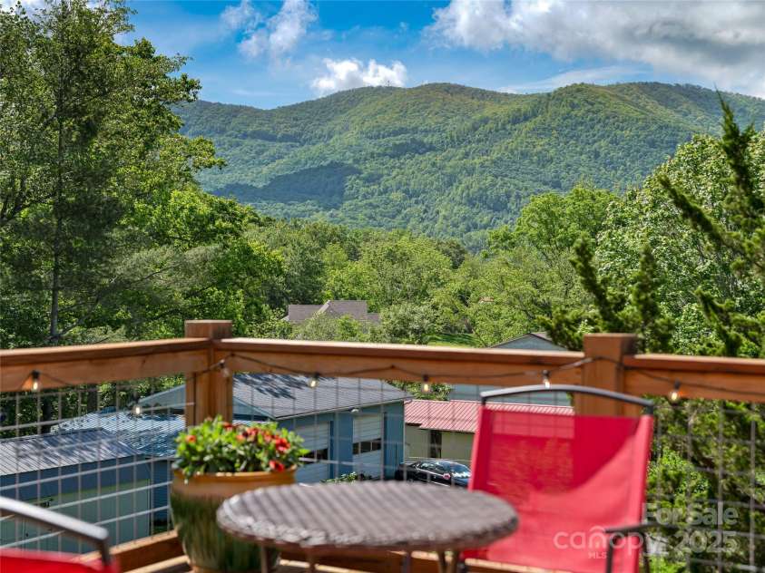 143 Mountain Crest Road, Swannanoa, NC 28778.  MLS# CAR4258338, YatesRealty ID 14003. 
