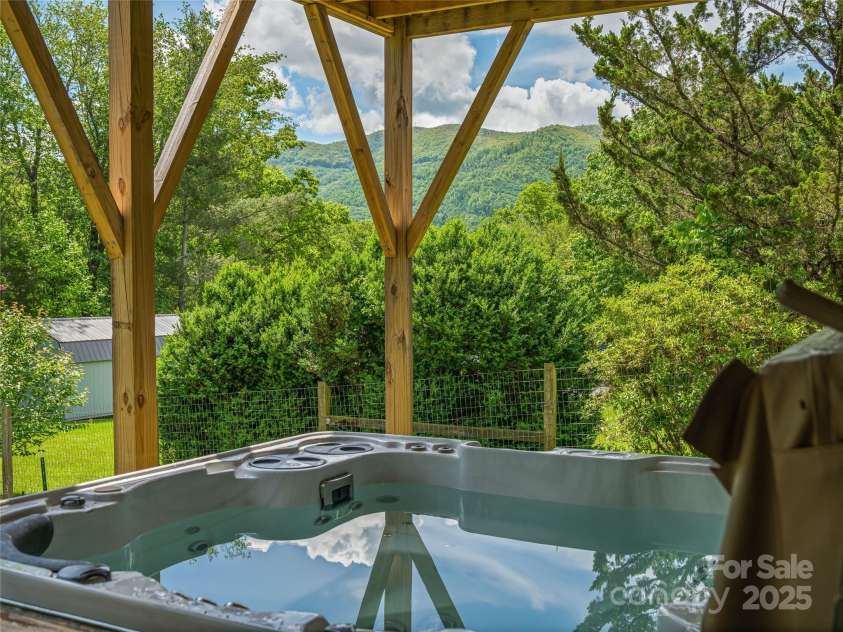 143 Mountain Crest Road, Swannanoa, NC 28778.  MLS# CAR4258338, YatesRealty ID 14003. 