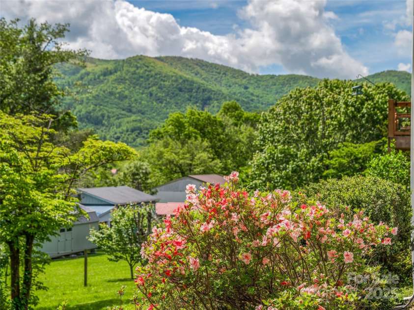 143 Mountain Crest Road, Swannanoa, NC 28778.  MLS# CAR4258338, YatesRealty ID 14003. 