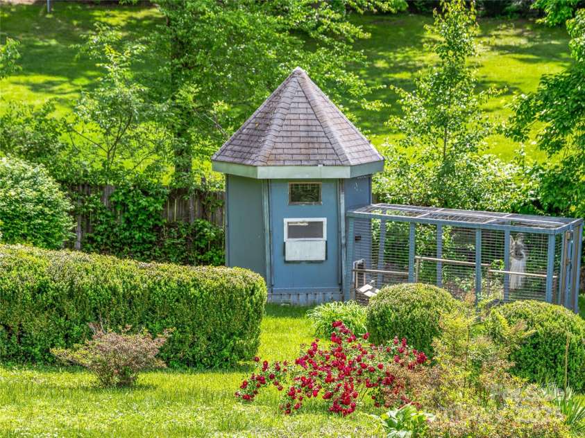 143 Mountain Crest Road, Swannanoa, NC 28778.  MLS# CAR4258338, YatesRealty ID 14003. 