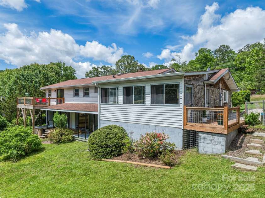 143 Mountain Crest Road, Swannanoa, NC 28778.  MLS# CAR4258338, YatesRealty ID 14003. 