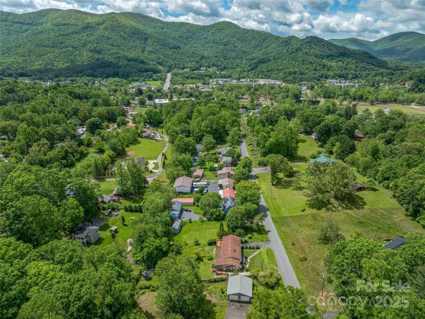143 Mountain Crest Road, Swannanoa, NC 28778.  MLS# CAR4258338, YatesRealty ID 14003. 