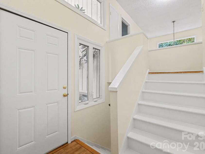 4813 Rounding Run Road, Charlotte, NC 28277.  MLS# CAR4368911, YatesRealty ID 14004. Entry Hall
