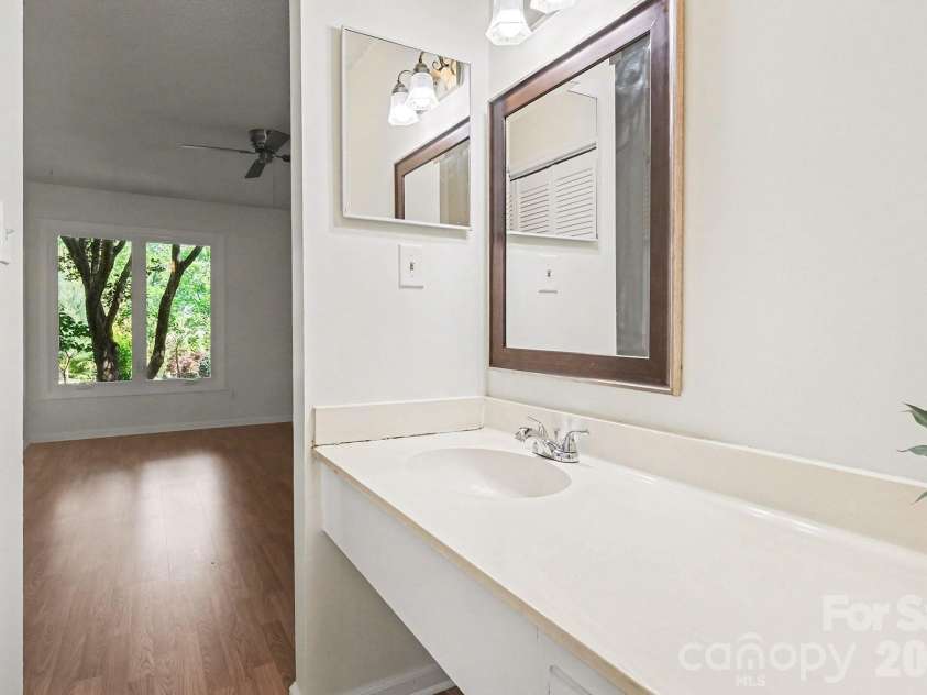 4813 Rounding Run Road, Charlotte, NC 28277.  MLS# CAR4368911, YatesRealty ID 14004. Primary Bath