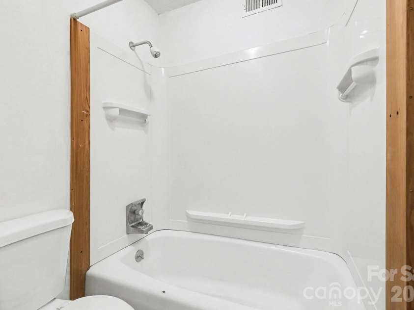 4813 Rounding Run Road, Charlotte, NC 28277.  MLS# CAR4368911, YatesRealty ID 14004. Primary Bath