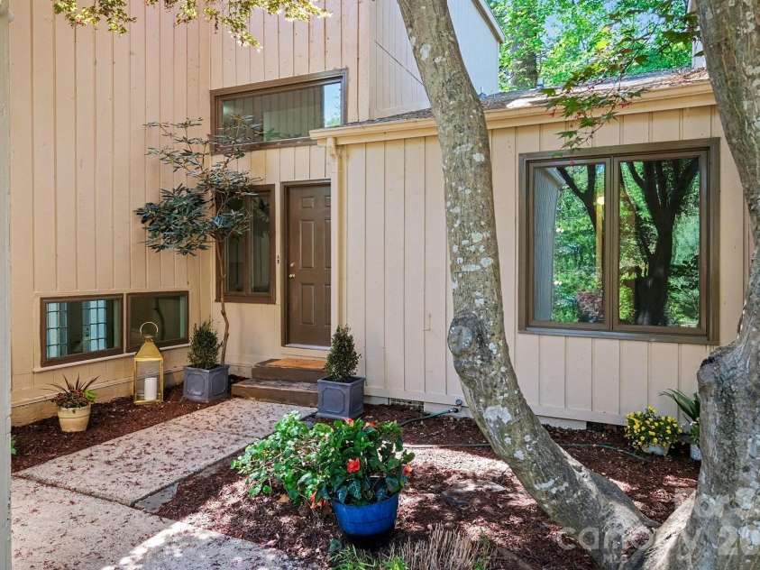 4813 Rounding Run Road, Charlotte, NC 28277.  MLS# CAR4368911, YatesRealty ID 14004. Private Courtyard