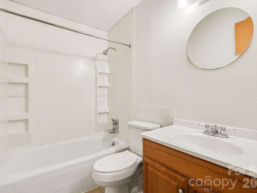 4813 Rounding Run Road, Charlotte, NC 28277.  MLS# CAR4368911, YatesRealty ID 14004. Upstairs Hall bath