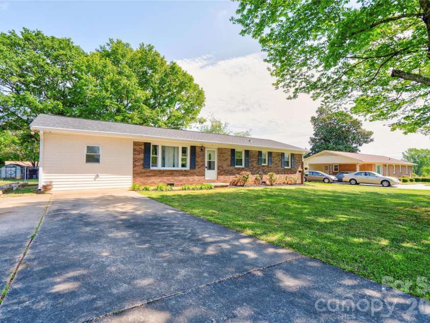 111 Dyer Drive, Shelby, NC 28152.  MLS# CAR4369783, YatesRealty ID 14007. Front Left