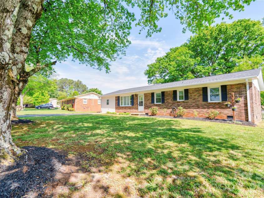 111 Dyer Drive, Shelby, NC 28152.  MLS# CAR4369783, YatesRealty ID 14007.  Front Right