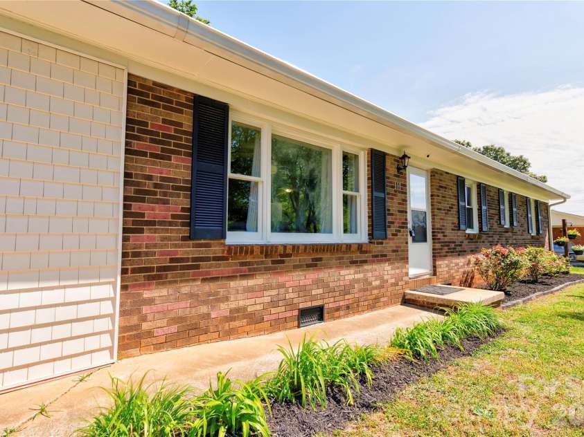 111 Dyer Drive, Shelby, NC 28152.  MLS# CAR4369783, YatesRealty ID 14007. Front Walk Way