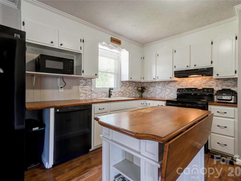 111 Dyer Drive, Shelby, NC 28152.  MLS# CAR4369783, YatesRealty ID 14007. Kitchen