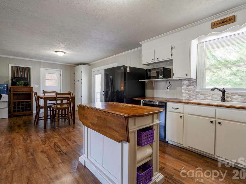 111 Dyer Drive, Shelby, NC 28152.  MLS# CAR4369783, YatesRealty ID 14007. Kitchen/Dining