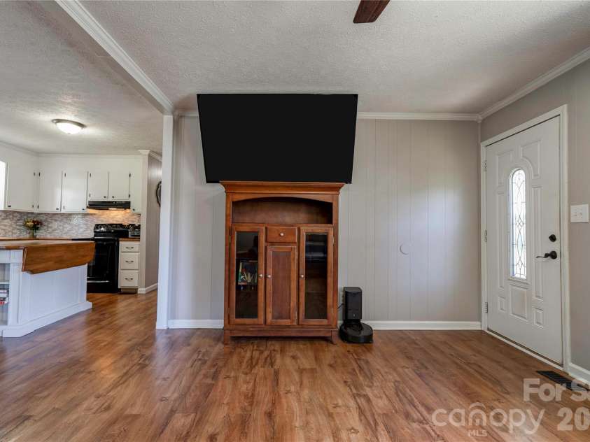 111 Dyer Drive, Shelby, NC 28152.  MLS# CAR4369783, YatesRealty ID 14007. Living Room