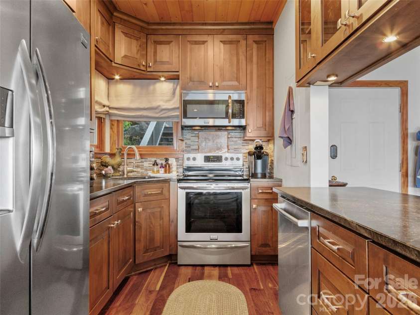 80 Slickrock Road, Burnsville, NC 28714.  MLS# CAR4310307, YatesRealty ID 14008. 
