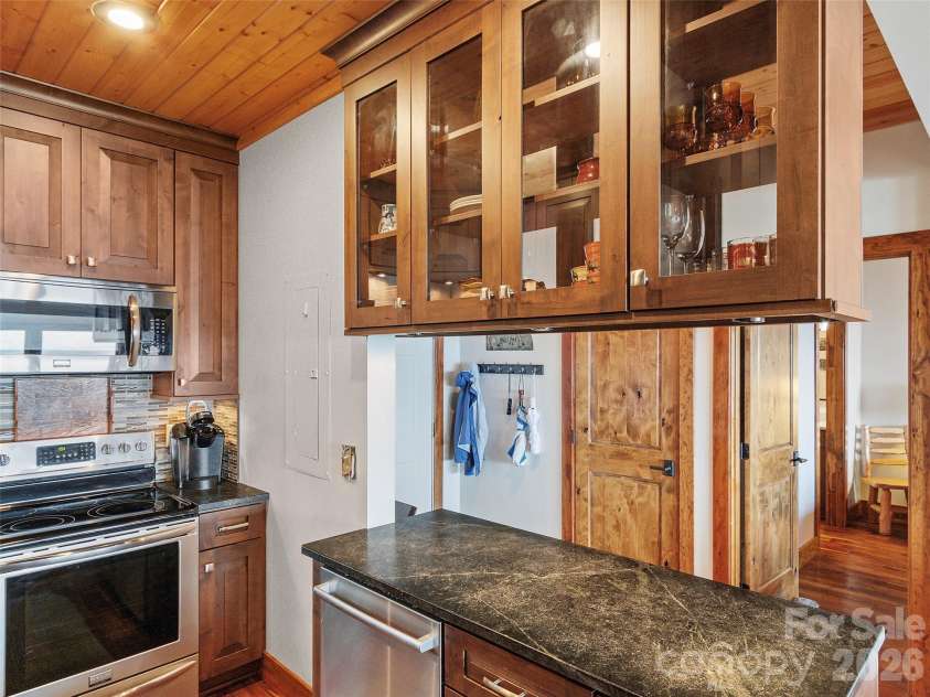 80 Slickrock Road, Burnsville, NC 28714.  MLS# CAR4310307, YatesRealty ID 14008. 