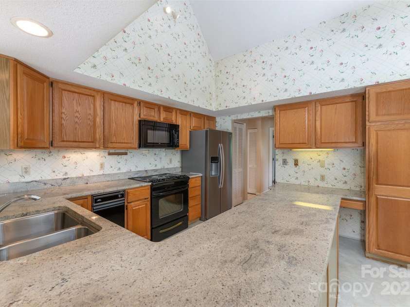 144 Overlook Drive, Flat Rock, NC 28731.  MLS# CAR4290204, YatesRealty ID 1401. 