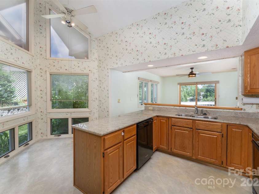 144 Overlook Drive, Flat Rock, NC 28731.  MLS# CAR4290204, YatesRealty ID 1401. 