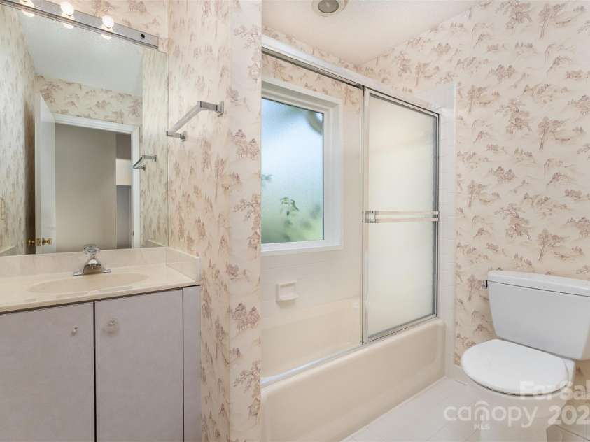 144 Overlook Drive, Flat Rock, NC 28731.  MLS# CAR4290204, YatesRealty ID 1401. 