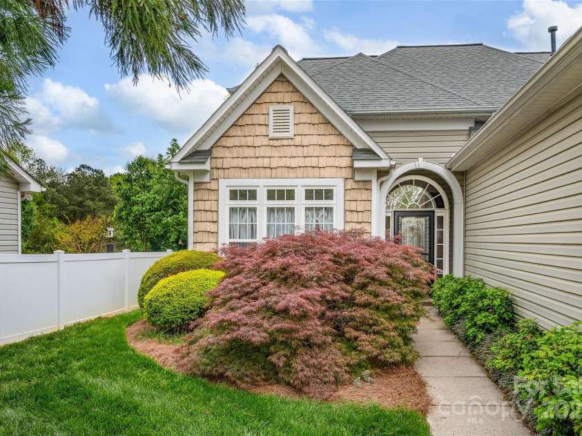 141 Ivy Creek Lane, Mooresville, NC 28115.  MLS# CAR4246190, YatesRealty ID 14012. Beautifully landscaped entryway maintained by the HOA.