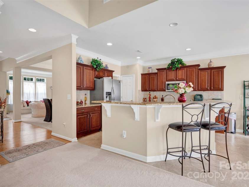 141 Ivy Creek Lane, Mooresville, NC 28115.  MLS# CAR4246190, YatesRealty ID 14012. Breakfast bar, pantry and open floorplan view