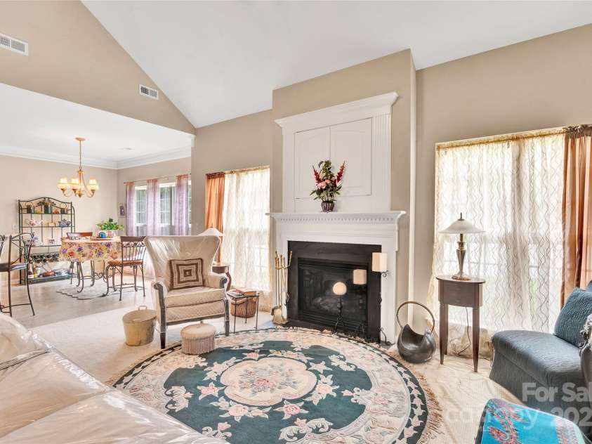 141 Ivy Creek Lane, Mooresville, NC 28115.  MLS# CAR4246190, YatesRealty ID 14012. Family room with gas fireplace and vaulted ceilings, Breakfast area off the kitchen with tons of light