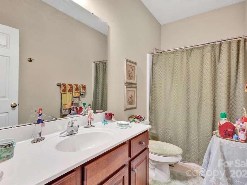 141 Ivy Creek Lane, Mooresville, NC 28115.  MLS# CAR4246190, YatesRealty ID 14012. Guest bathroom on upper level and tub/shower combo