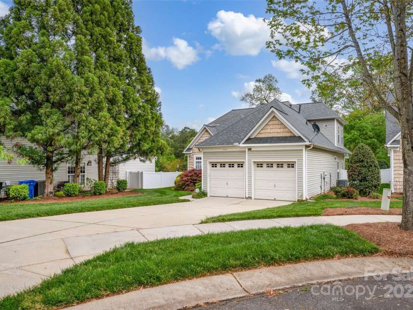 141 Ivy Creek Lane, Mooresville, NC 28115.  MLS# CAR4246190, YatesRealty ID 14012. Long driveway for guest parking