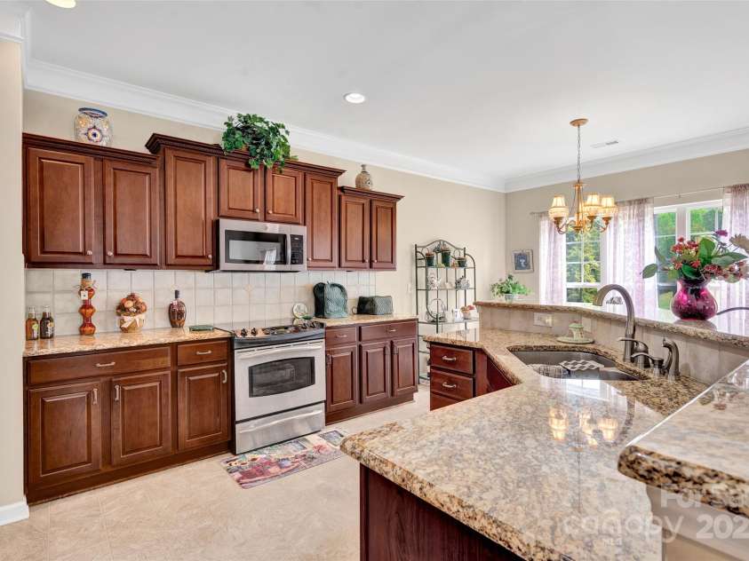 141 Ivy Creek Lane, Mooresville, NC 28115.  MLS# CAR4246190, YatesRealty ID 14012. Open kitchen with pantry, granite tops, SS appliances and Breakfast Bar.