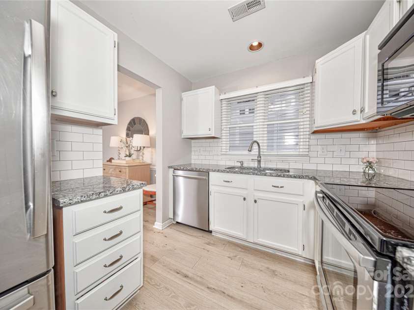 2715 Selwyn Avenue, Charlotte, NC 28209.  MLS# CAR4256844, YatesRealty ID 14014. 