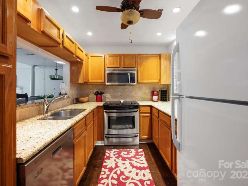 2715 Selwyn Avenue, Charlotte, NC 28209.  MLS# CAR4315408, YatesRealty ID 14014. 