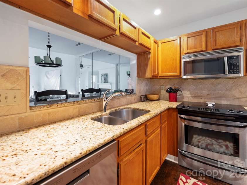 2715 Selwyn Avenue, Charlotte, NC 28209.  MLS# CAR4315408, YatesRealty ID 14014. 