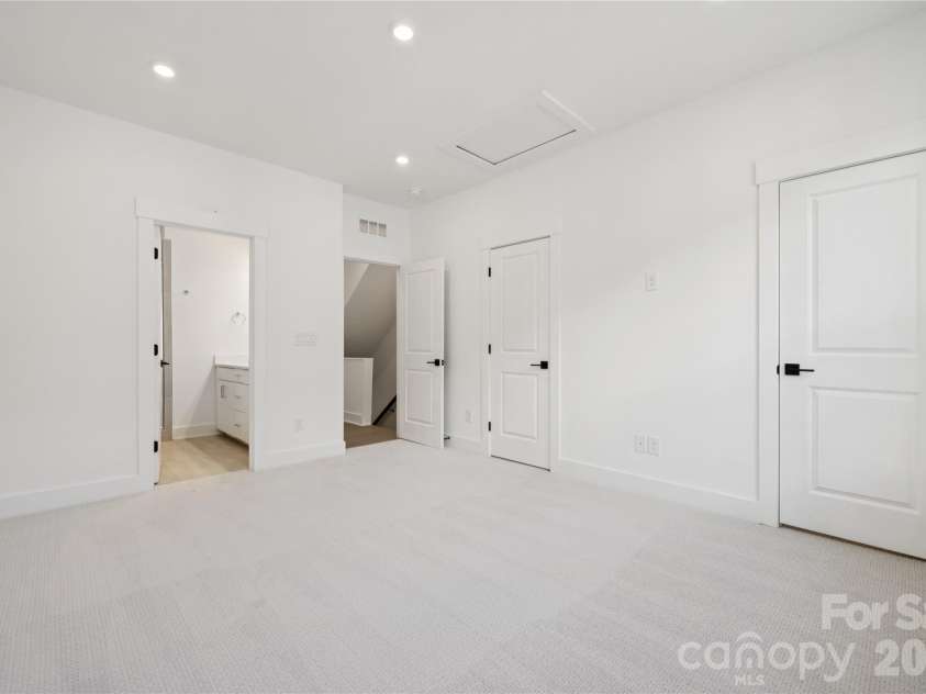3656 Tryon Street, Charlotte, NC 28217.  MLS# CAR4362769, YatesRealty ID 14014. Large Owners' Suite