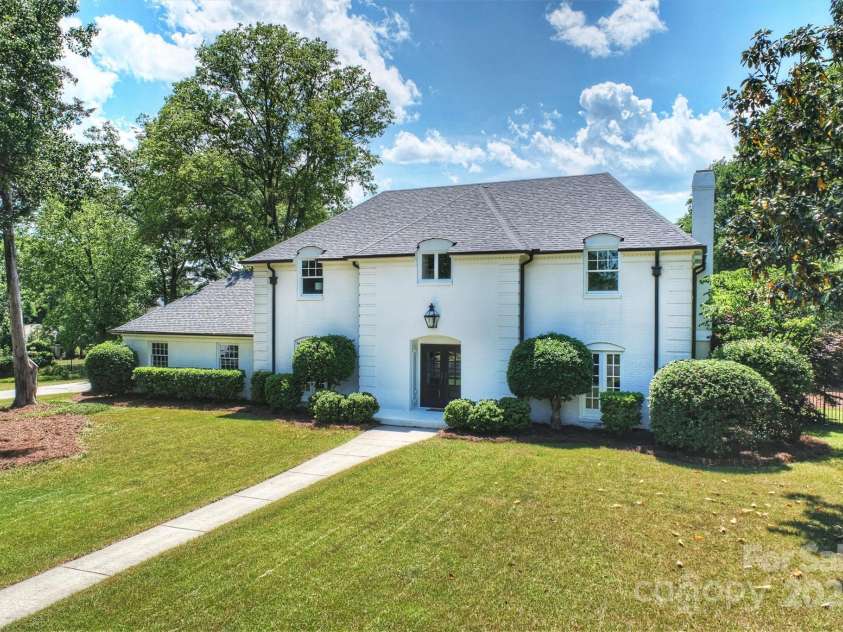 5806 Bentway Drive, Charlotte, NC 28226.  MLS# CAR4256048, YatesRealty ID 14015. 