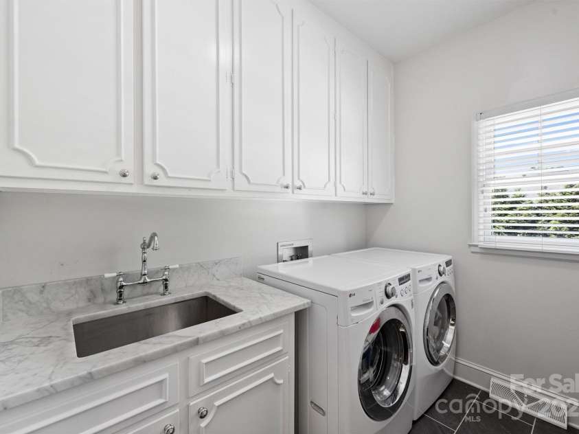 5806 Bentway Drive, Charlotte, NC 28226.  MLS# CAR4256048, YatesRealty ID 14015. 