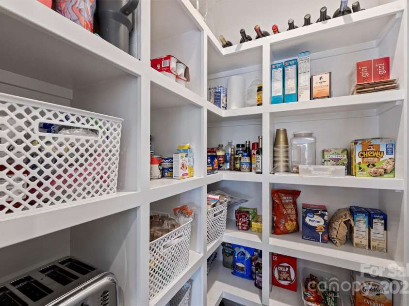 5806 Bentway Drive, Charlotte, NC 28226.  MLS# CAR4256048, YatesRealty ID 14015. 
