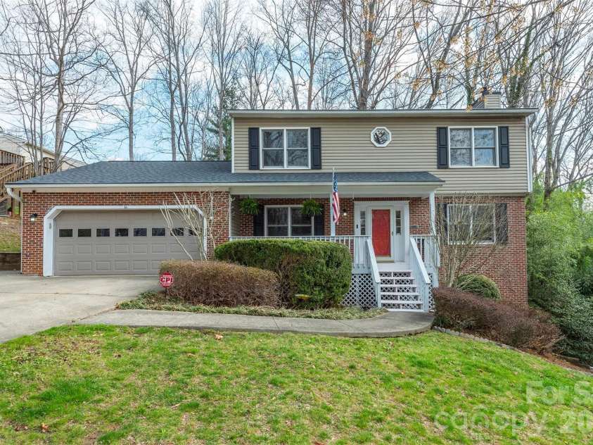 46 Foxberry Drive, Arden, NC 28704.  MLS# CAR4341597, YatesRealty ID 14016. 