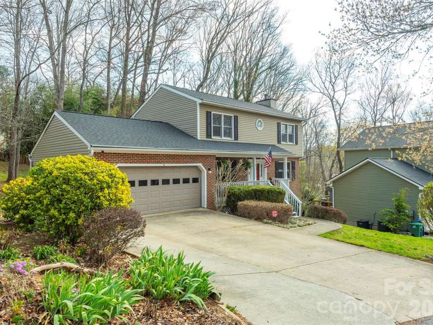 46 Foxberry Drive, Arden, NC 28704.  MLS# CAR4341597, YatesRealty ID 14016. 