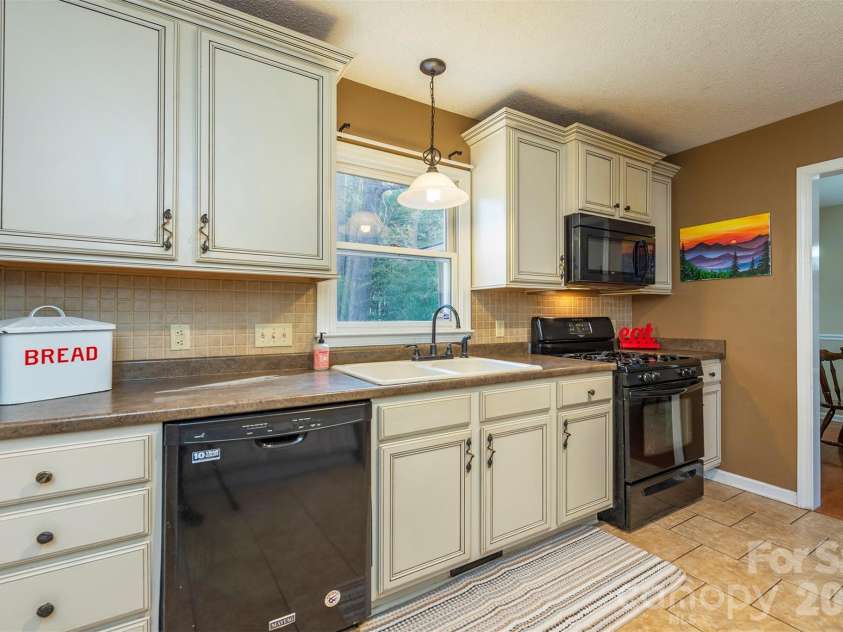 46 Foxberry Drive, Arden, NC 28704.  MLS# CAR4341597, YatesRealty ID 14016. 