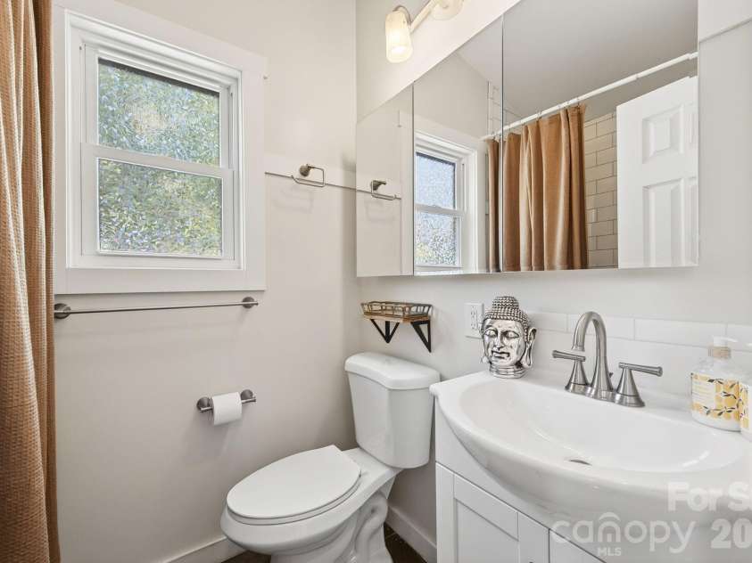 47 Mulberry Street, Asheville, NC 28804.  MLS# CAR4357444, YatesRealty ID 14018. Full bath on upper level